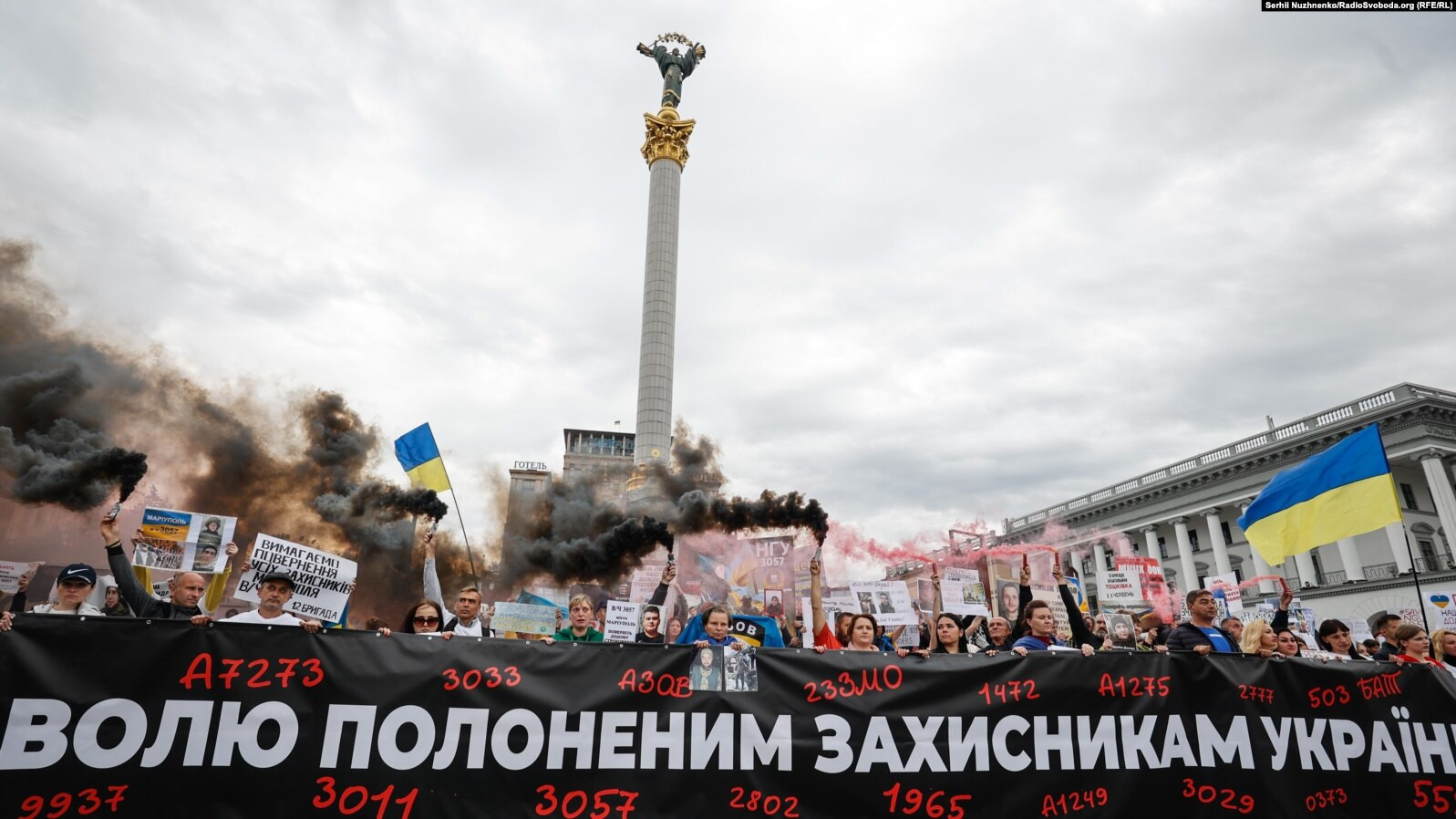 «Обміняйте всіх на всіх!». Фоторепортаж із масової акції в центрі Києва