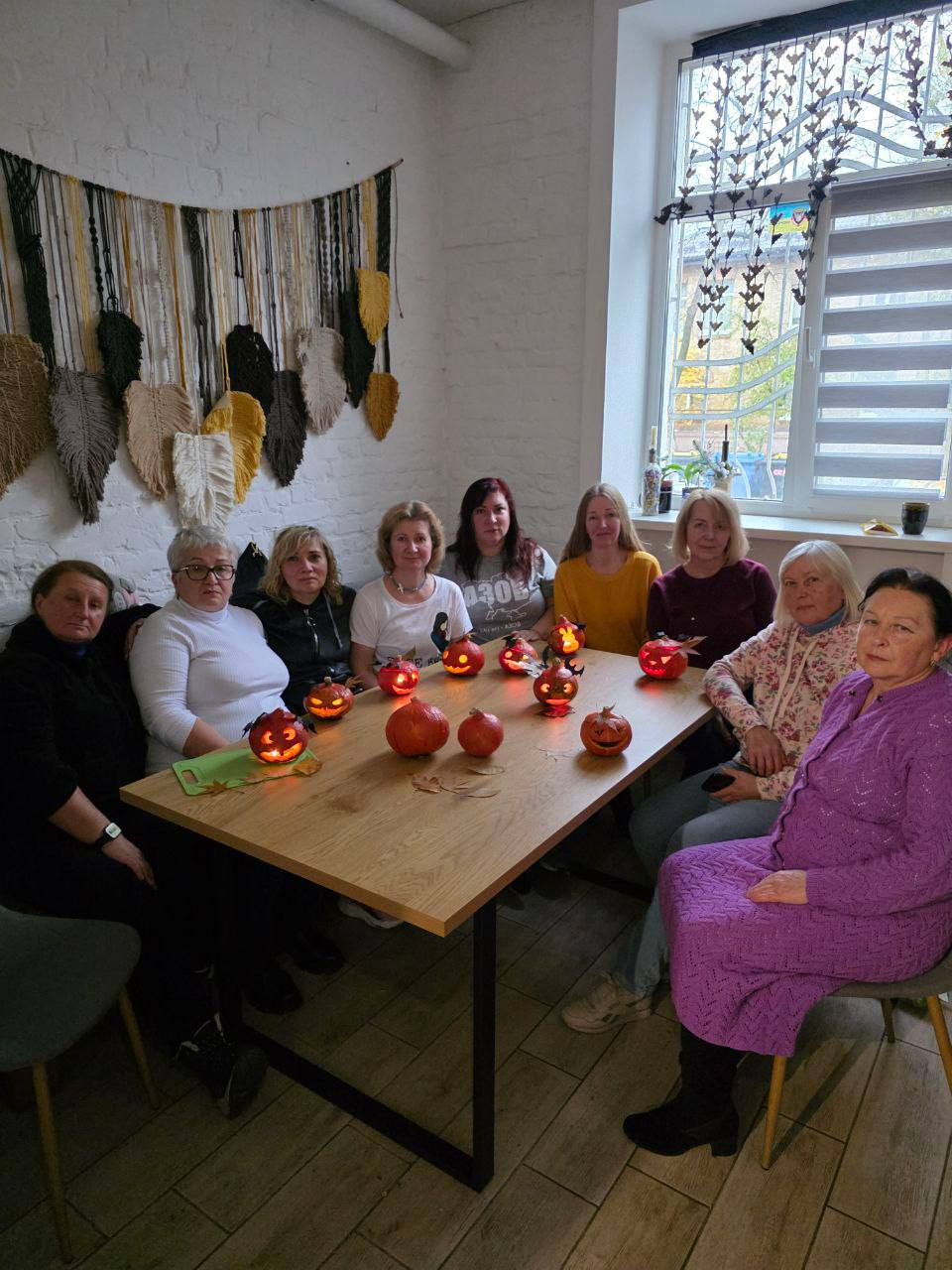 Громадська організація "Вояцький визвіл" провела затишний майстер-клас із вирізання гарбузів до свята Геловіну🎃