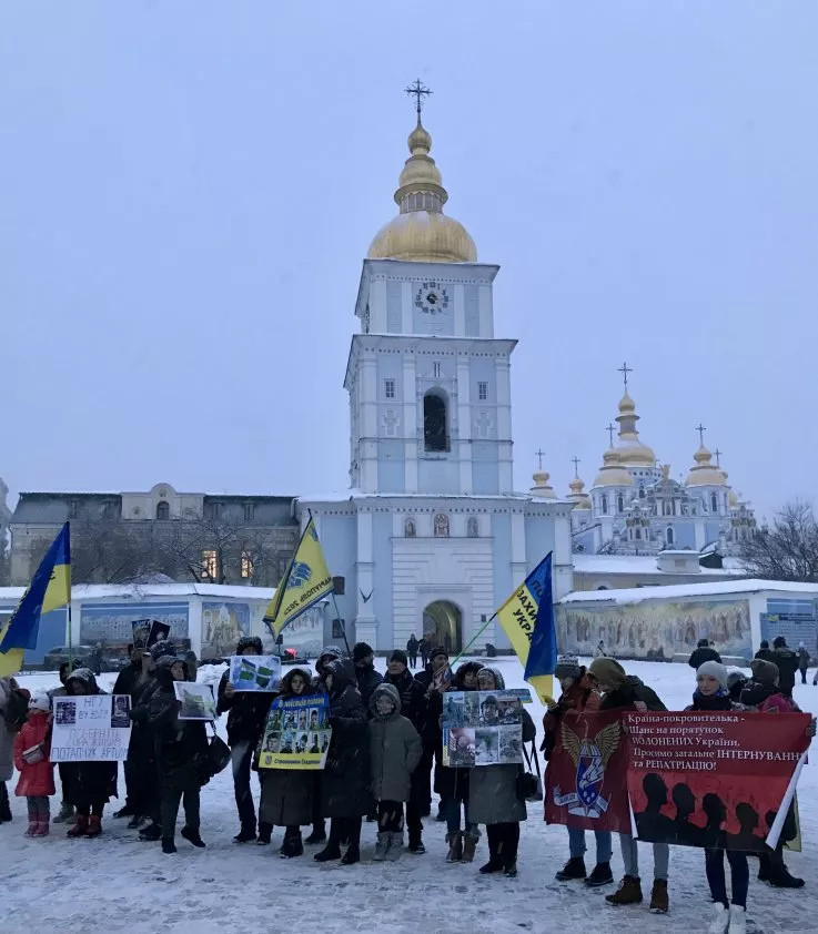 Обмененные украинские военнопленные рассказывают истории, когда семьи борются за новые освобождения